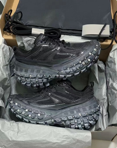 Nouvelles chaussures décontractées unisexes de luxe rétro à semelles épaisses et rivets, modèle 2026 - Product Image 1