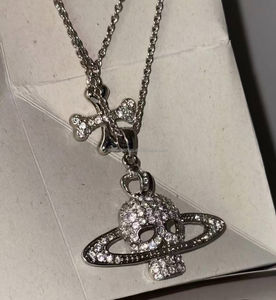 Vvivi Enne West Woods Collier en alliage en forme de crâne style punk, pendentif décoratif de la plus haute qualité - Product Image 4