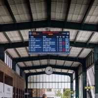 Sistema de Información para Pasajeros en Salas de Espera de Estaciones de Tren, Pantalla LED de Alta Luminosidad, Estado de Tren en Tiempo Real, Personalización OEM