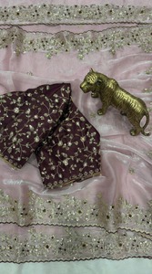 Saris de fête traditionnels en satin Pure Fandy avec bordure de palu en C de 3 mm et broderie découpée, accompagnés d'un chemisier contrastant entièrement cousu - Product Image 2