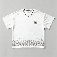 T-shirt blanc vieilli à col en V avec imprimé flamme, en tissu maillé épais, style streetwear gothique, haut à manches courtes pour homme