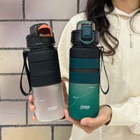 Bouteille d'eau en plastique mate de qualité alimentaire, soigneusement sélectionnée, avec couvercle et sangle de transport, idéale pour le sport et le fitness, pour boire directement.