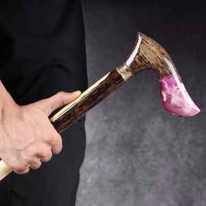 Bastón de madera artesanal con detalles de resina que ofrece funcionalidad y un atractivo estético - Product Image 6