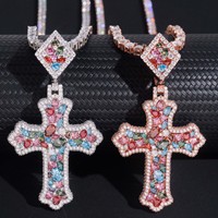 Collier pendentif haut de gamme avec un moissanite unique, coloré et en forme de croix, un style privilégié par les célébrités et les influenceurs.