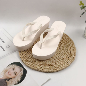 Chanclas de Cuña con Plataforma Alta Personalizadas al por Mayor Último Diseño para Mujer con Tira de PVC y Suela de EVA para Verano - Product Image 4