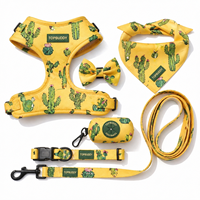 Ensemble de 6 pièces pour animaux de compagnie à motif botanique personnalisé, avec logo sur mesure, comprenant harnais, laisse, collier, bandana, nœud papillon et porte-sac à déjections canines