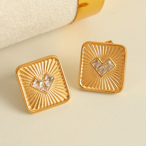Pendientes de tuerca con forma de corazón cuadrado, chapados en oro, con incrustaciones de cristal verde y transparente, joyería de moda para mujer - Product Image 2