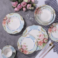 Vaisselle en porcelaine classique à motifs floraux en nouvelle porcelaine osseuse, motif de jardin en bois de rose en glaçure, forme festonnée pour un usage quotidien à la maison
