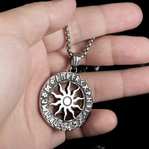 Yunnique – collier avec pendentif en forme de roue solaire, en acier inoxydable, avec runes vikings, bijoux cadeaux unisexes, chaîne de 60cm - Product Image 4