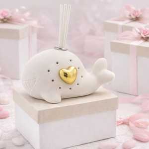 Diffusore di aromi in ceramica a forma di balena con cuore dorato e bastoncini in rattan per profumare l'ambiente - Product Image 5