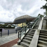 Pont piétonnier moderne en structure légère en acier pour centre commercial, supermarché, design industriel, ignifuge, résistant à l'eau, installation rapide