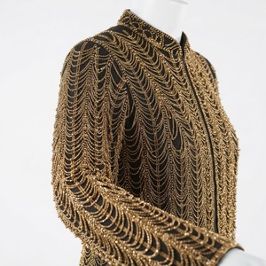 เสื้อแจ็คเก็ตสีดำสำหรับผู้หญิง ตกแต่งด้วยงานฝีมือของดีไซเนอร์ ประดับด้วยโซ่ทองคำเต็มตัว พร้อมเนื้อผ้าที่เปล่งประกายอย่างโดดเด่น - Product Image 2