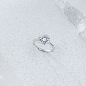 Bague de fiançailles classique pour femme en argent 925 avec diamant rond, sertie de pavés floraux et style halo - Product Image 1