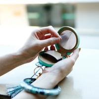 Neues Design Runder Schlüsselanhänger Armband Kopfhörer-Etui Kunstleder Individuelles Handgelenk-Schlüsselband Mit Schminkspiegel