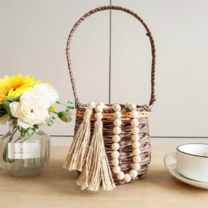 Guirlande de perles en bois rustique avec pompons, 140 cm, décoration murale faite à la main, perles de couleur bois naturel et corde de chanvre - Product Image 5