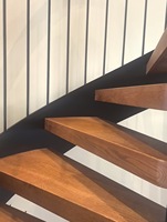 Escalier en colimaçon sur mesure avec marches en bois et garde-corps en aluminium pour villa, grenier, duplex, structure intérieure résidentielle gain de place