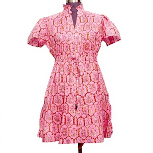 Robe midi décontractée d'été à imprimé floral, col rond, coupe trapèze, manches courtes, en coton tissé écologique, douce, respirante, boutonnée sur le devant, naturelle - Product Image 1