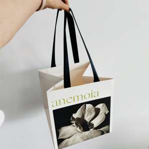 Vase à fleurs en céramique en forme de sac en papier - Product Image 1