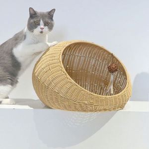 Lit pour chat moderne en rotin tressé à la main, amovible pour l'intérieur, en forme de coquille, semi-ouvert, avec décoration de boule suspendue - Product Image 2