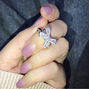 Anello da Donna con Fiocco e Zirconia Cubica Taglio Baguette, Stile Fiore Fatato, Gioiello alla Moda - Product Image 4