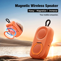 Speaker Magnetik yang Dapat Dipakai IPX6 Tahan Debu Tahan Air Speaker Stereo Luar Ruangan 6W Unit Audio Ganda dengan Penyangga Ponsel Terintegrasi