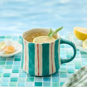 Tasses à café en porcelaine à rayures 12oz, design <span class=keywords><strong>alternant</strong></span> rouge et vert vibrant, compatibles micro-ondes et lave-vaisselle, usage quotidien - Product Image 1