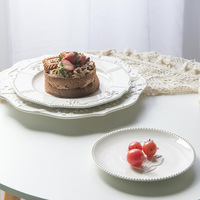 Ensemble d'assiettes en porcelaine de style européen, écologiques, à motif floral en relief blanc, fabriquées à la main, pour les mariages