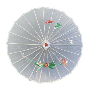 مظلة قماشية صينية بمقبض خشبي/من الخيزران للبيع بالجملة في المخزن بالجملة زينة شمسية رائعة لحفلات الزفاف