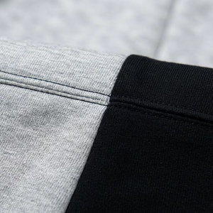 Ensemble de survêtement technique en molleton personnalisé avec logo d'usine pour homme, en coton et polyester épais 380 GSM, avec sweat à capuche zippé color block et pantalon de jogging coupe ajustée pour la gym - Product Image 5