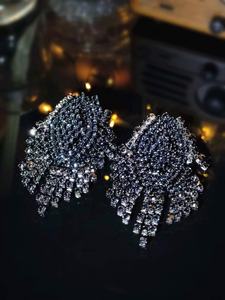 Pendientes de Lujo con Diamantes Completos de Zhang, Accesorios de Oreja de Novia Elegantes y de Alta Gama con un Toque de Estilo y Tentación - Product Image 4