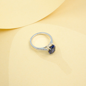 แหวนเงิน 925 ประดับไพลินรูปไข่ แหวนผู้หญิงฝังเพชรแบบสี่กรงเล็บ - Product Image 4