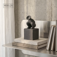 Merlin Living Keramik-Heimdekoration: Kniende Menschenfigur als Keramik-Ornament, Tischdekoration, Chaozhou Keramikfabrik Großhandel
