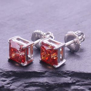 Pendientes de cuarzo con corte princesa cuadrado, chapados en oro y plata, con tachuelas rojas - Product Image 4