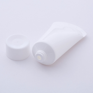 หลอดบีบเนื้อแมทสีดำขนาด 100 มล. 3.3 ออนซ์ แบบเติมได้ บรรจุภัณฑ์เครื่องสำอางแบบหลอดบีบพลาสติกสำหรับโลชั่นหรือครีม พร้อมฝาปิดแบบพลิก - Product Image 4