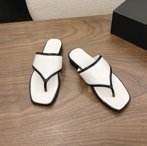 Sandales à talon carré bas en cuir verni color block noir et blanc pour femme, style claquettes d'été CC - Product Image 4
