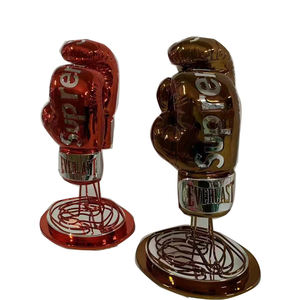 Nuevos Diseños de Esculturas de Fibra de Vidrio Hechas a Medida, Guantes de Boxeo de Resina para Decoración de Mesa, Escultura Plateada - Product Image 1