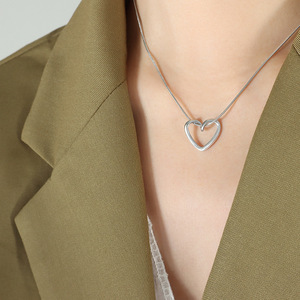 Collar con colgante de corazón de cadena de serpiente elegante estético de plata con diseño de acero inoxidable para mujer, regalo - Product Image 5