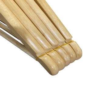 <span class=keywords><strong>Cintres</strong></span> en <span class=keywords><strong>bois</strong></span> de haute qualité en gros – <span class=keywords><strong>Cintres</strong></span> en <span class=keywords><strong>bois</strong></span> naturel courbés antidérapants pour vêtements - Product Image 4