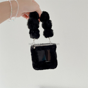 <span class=keywords><strong>Coque</strong></span> de téléphone en peluche moelleuse et mignonne avec chaîne pompon pour femme, protection chaude d'hiver pour Samsung Z Flip 2456 (vente en gros) - Product Image 4