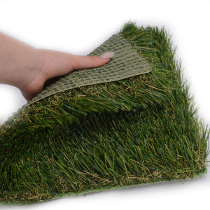 Gazon synthétique professionnel Verdigrass 50,8 mm en forme de C pour terrasses et ponts commerciaux - Ignifuge EN13501-1, haute drainage, souple et résistant - Product Image 2