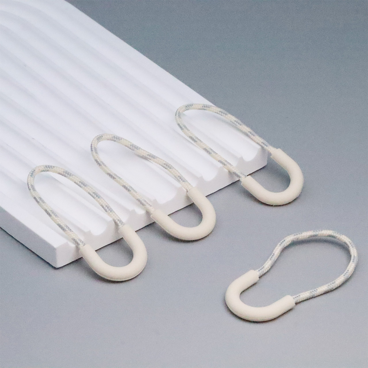 U-Shape Rubber Polyester Patterned Zipper Pull Enclosed Design
