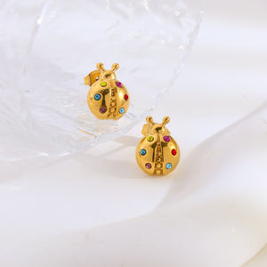 Joyería impermeable chapada en oro de 18 quilates, bonitos pendientes pequeños de mariquita coloridos, pendientes de acero inoxidable al por mayor - Product Image 3