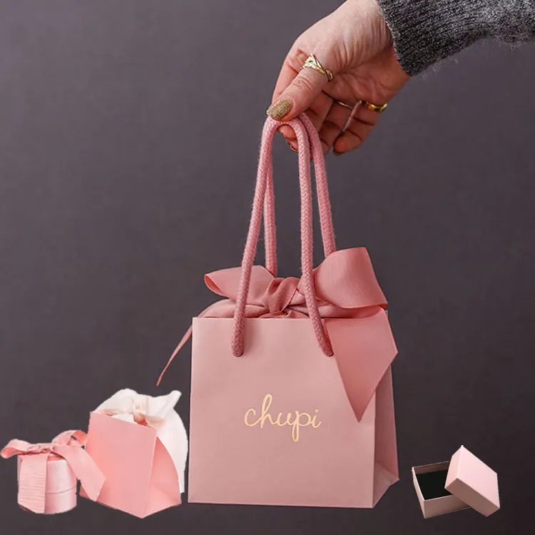 Оптовая продажа, эксклюзивная этикетка, элегантная Роскошная маленькая черная розовая упаковка для ювелирных изделий и подарков, бумажные пакеты для покупок с вашим собственным логотипом