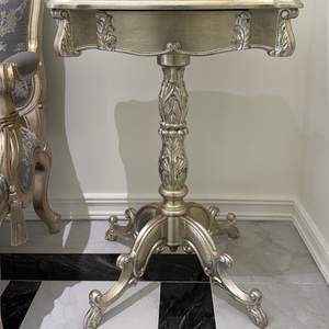 Table d'appoint d'angle petite sur piétement, style champêtre français, avec décor floral papillon peint à la main, feuilles d'argent et rocaille serpentine - Product Image 3