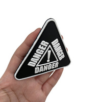 Patch triangulaire d'avertissement de danger en PVC avec fixation auto-agrippante pour casques de sécurité