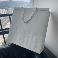 Sac en papier de luxe blanc rigide personnalisé avec poignée intégrée, petit lot, logo gaufré, idéal pour l'emballage de vêtements