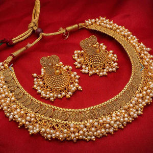 Parure Collier Ras-du-Cou et Boucles d'Oreilles en Perles Dorées Élégante – Bijoux de Mariée Sophistiqués pour Mariages, Fêtes et Cérémonies Traditionnelles - Product Image 1