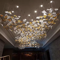 Lustre en cristal personnalisé de style feuille d'érable, grand modèle pour l'intérieur, éclairage de hall d'hôtel, luminaire suspendu en verre sur mesure