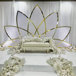 Panel Acrílico de Pared con Flores Blancas Personalizado LEDA, Fondo de PVC con Borde Dorado para Decoración de Bodas, Eventos y Fiestas - Product Image 1