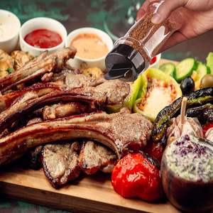 Venta al por Mayor de Frascos Redondos de PET de 100 ml para Especias, Botellas de Plástico Transparente para Condimentos con Tapas Dosificadoras para Pimienta y Sal, Personalizables - Product Image 6